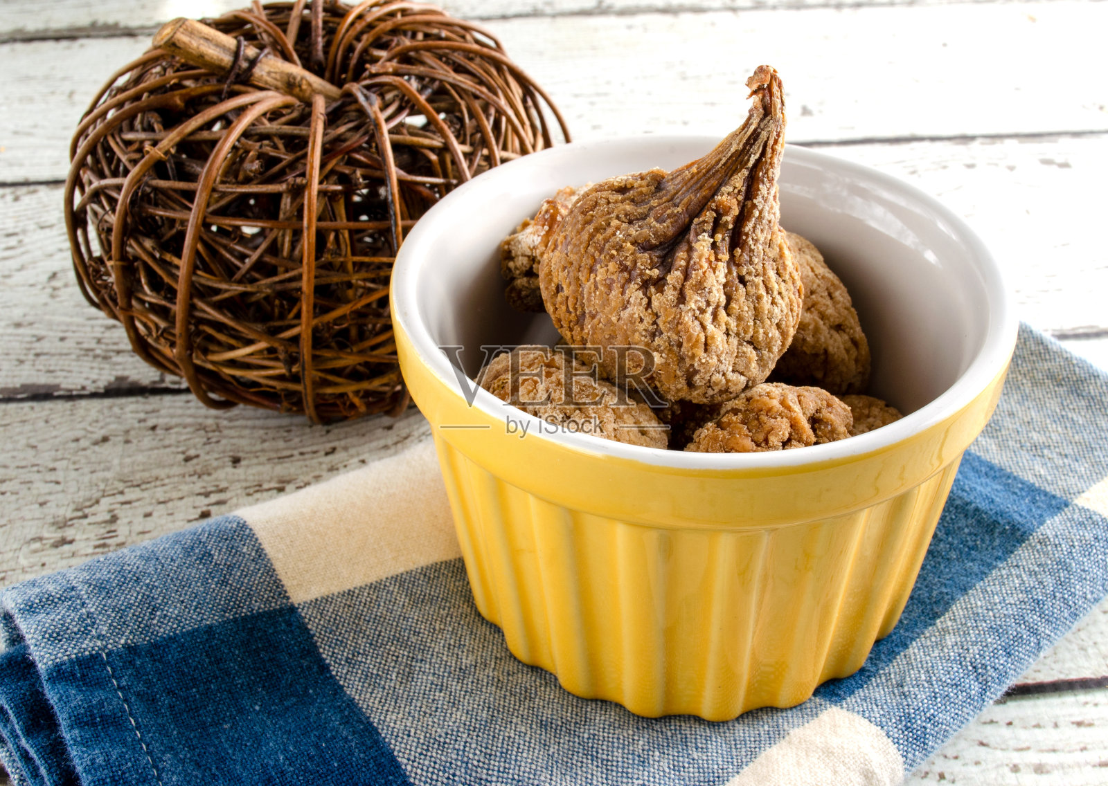 碗里的无花果干照片摄影图片