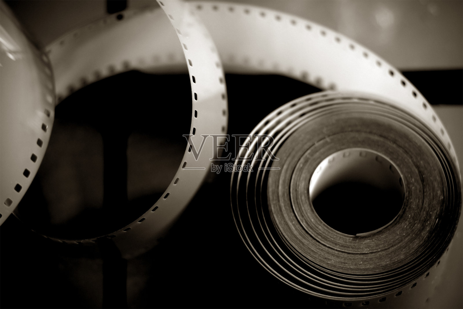 35毫米黑白胶片。用摄影胶片抽象模糊背景。黑白背景。照片摄影图片