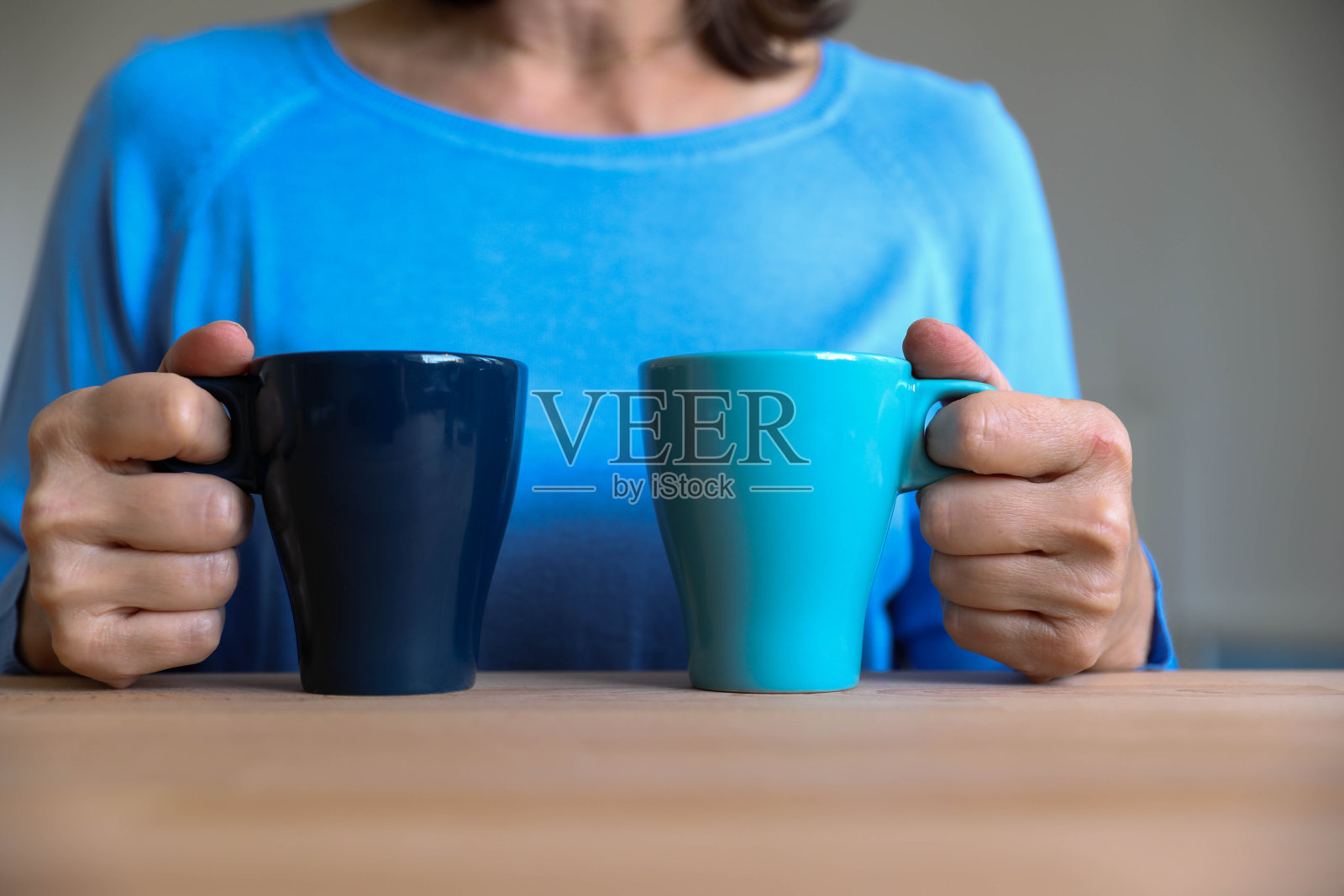 两个漂亮的咖啡杯——近距离看照片摄影图片