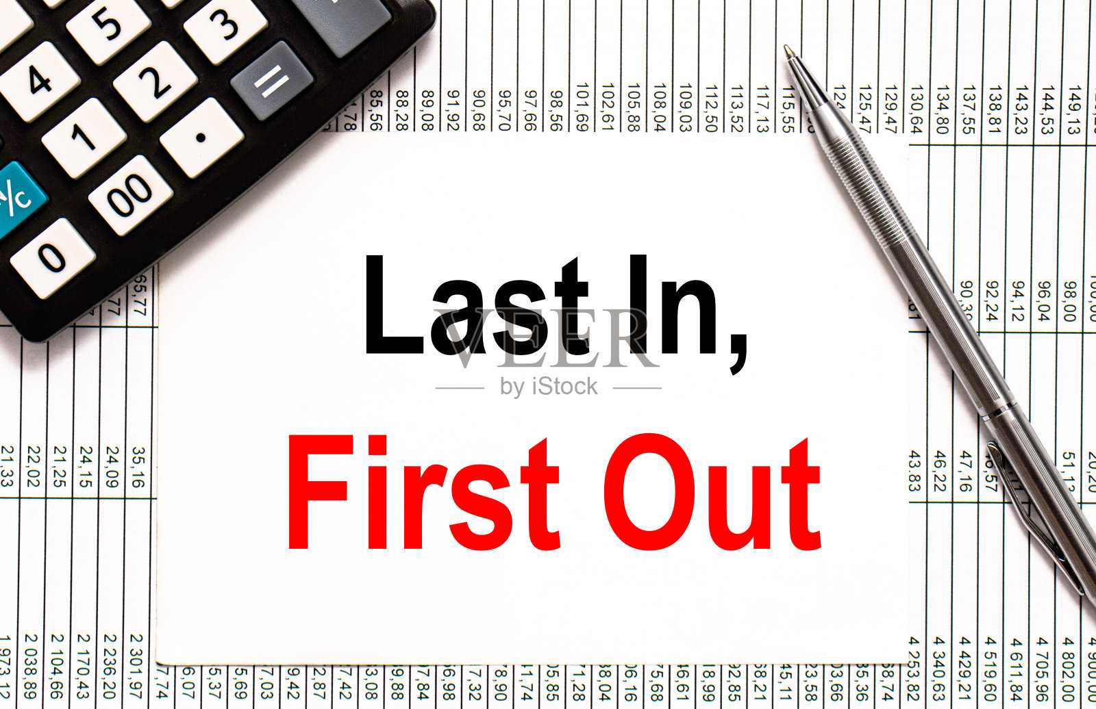 带“后进先出”信息的纸制便条。概念的形象照片摄影图片