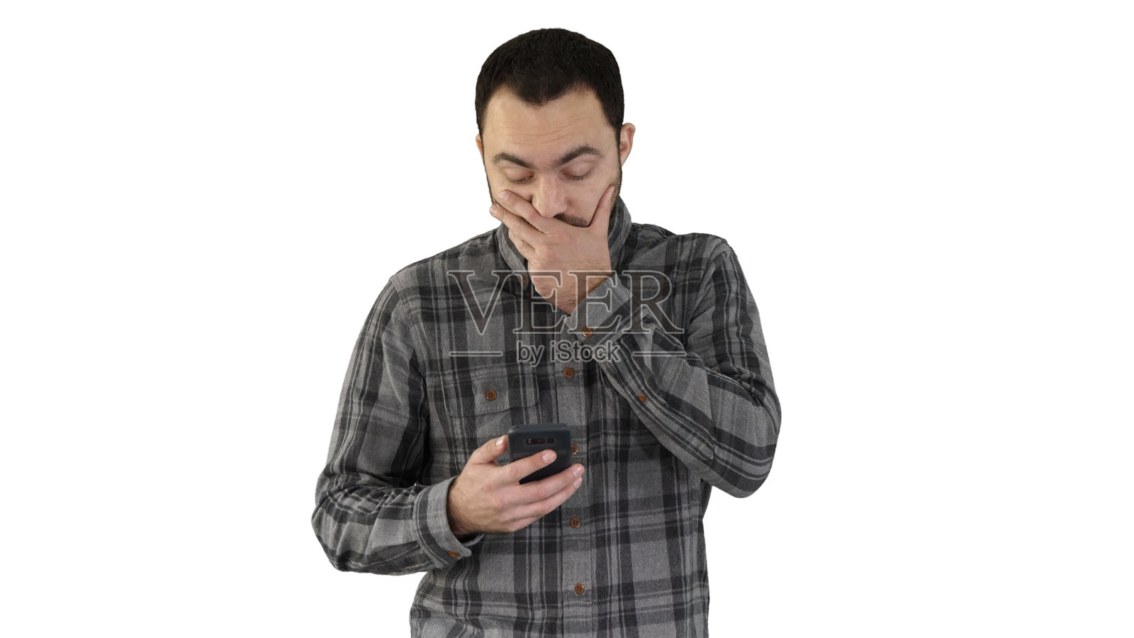 悲伤的年轻人一边走一边看他的手机照片摄影图片