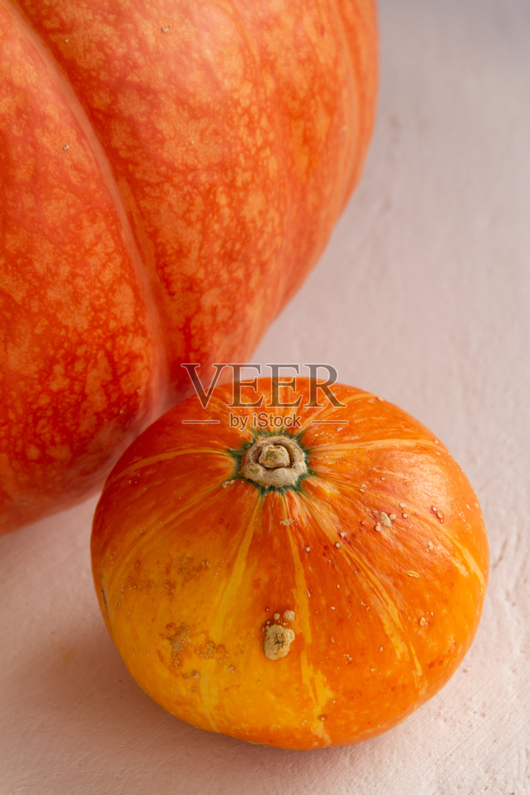 橙色和黄色的南瓜在灰色和白色的混凝土背景照片摄影图片