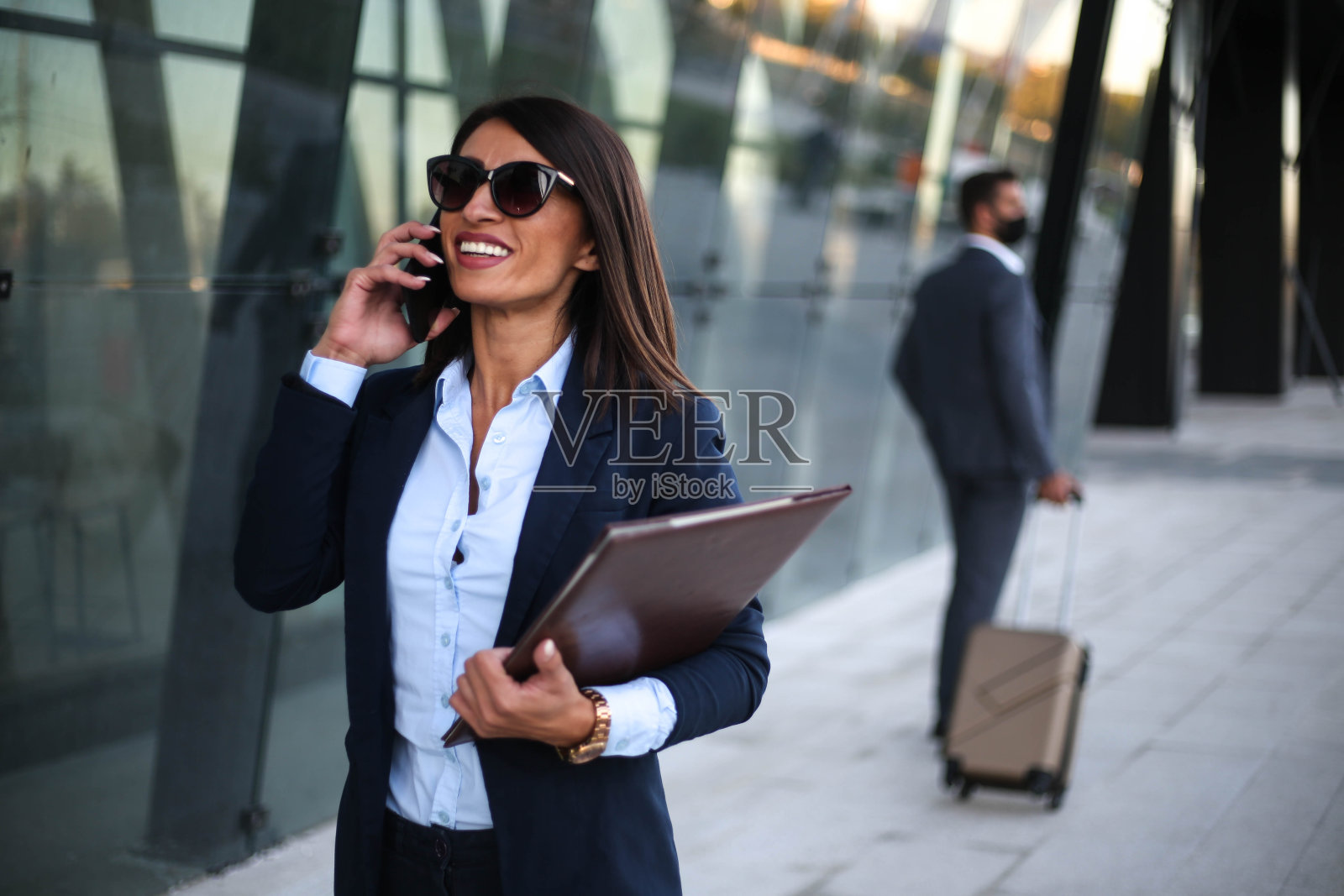 一个漂亮的女商人在电话里为一笔成功的交易而高兴照片摄影图片