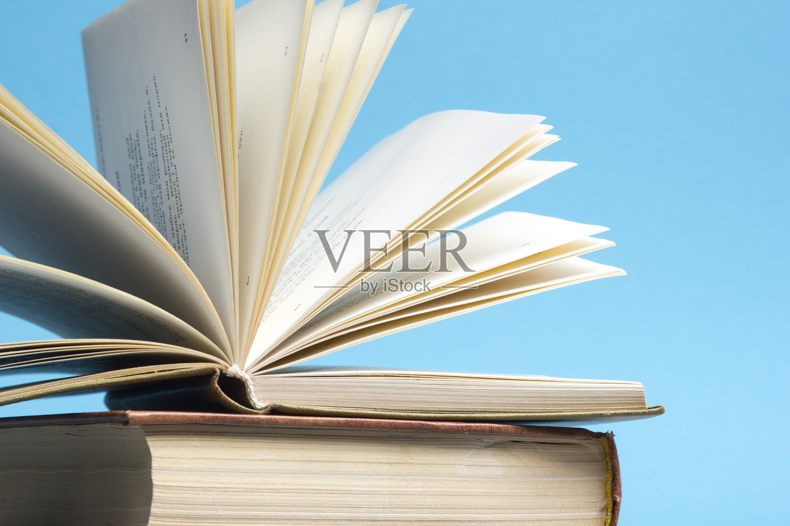 打开书，木桌上的精装书。回到学校。副本的空间。照片摄影图片