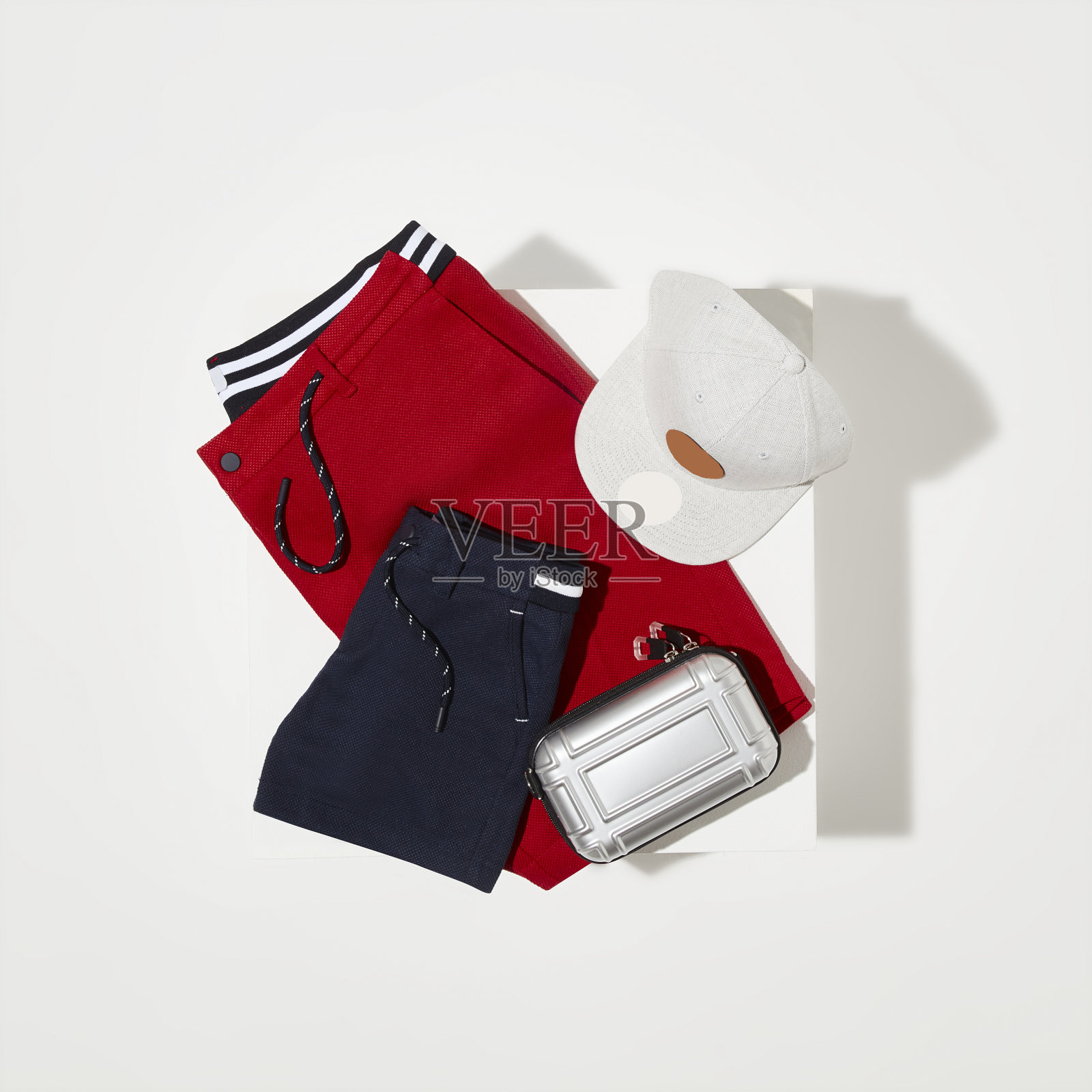 白色背景上的衣服和钱包的高角度视图照片摄影图片