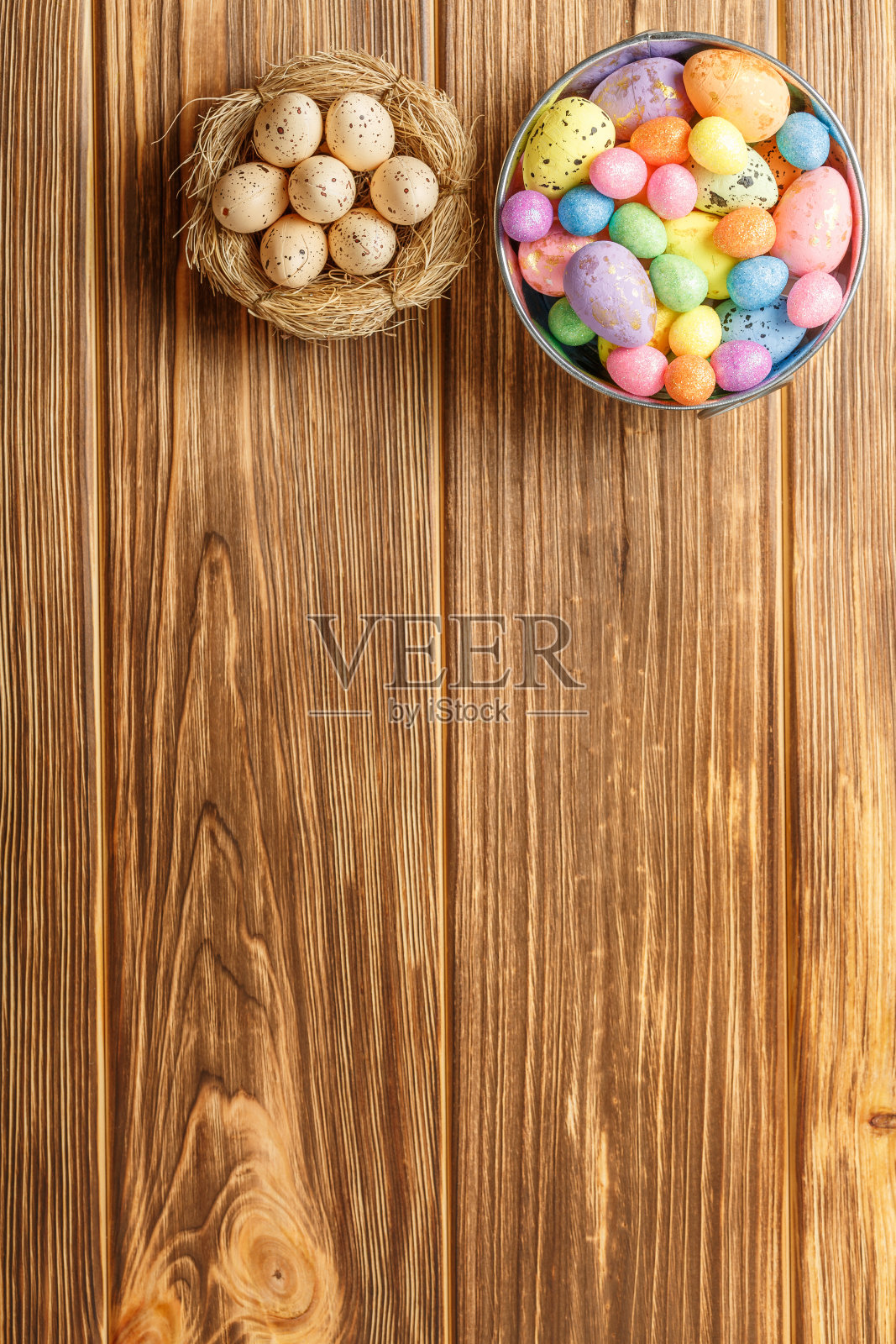 庆祝复活节的背景。蛋在巢里照片摄影图片