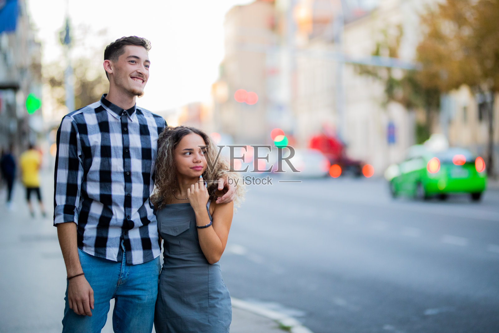 青少年情侣浪漫散步照片摄影图片