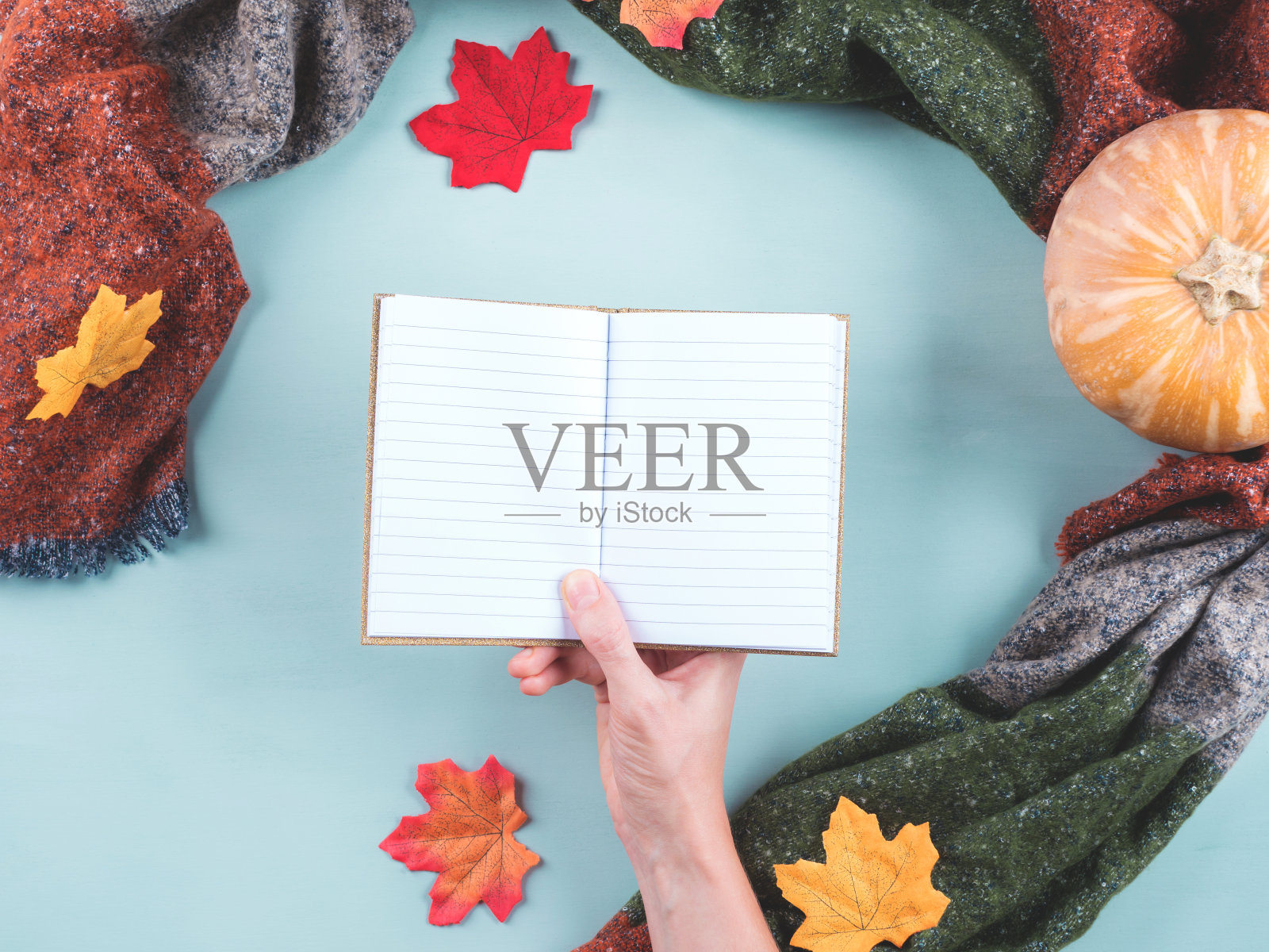 女手上空笔记本在围巾框里照片摄影图片