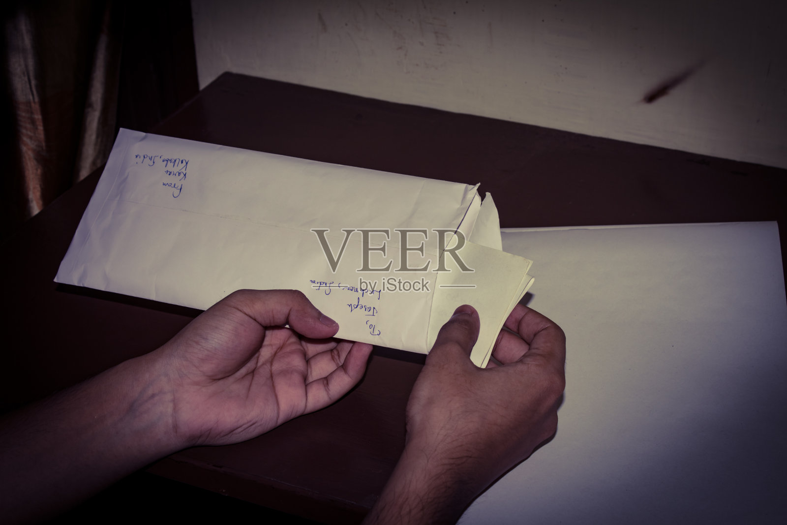 信封里的信照片摄影图片