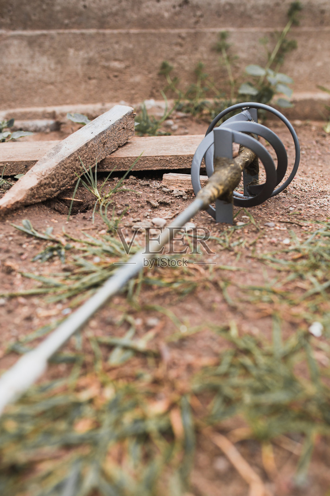 施工现场的电动工具-喷嘴搅拌机照片摄影图片