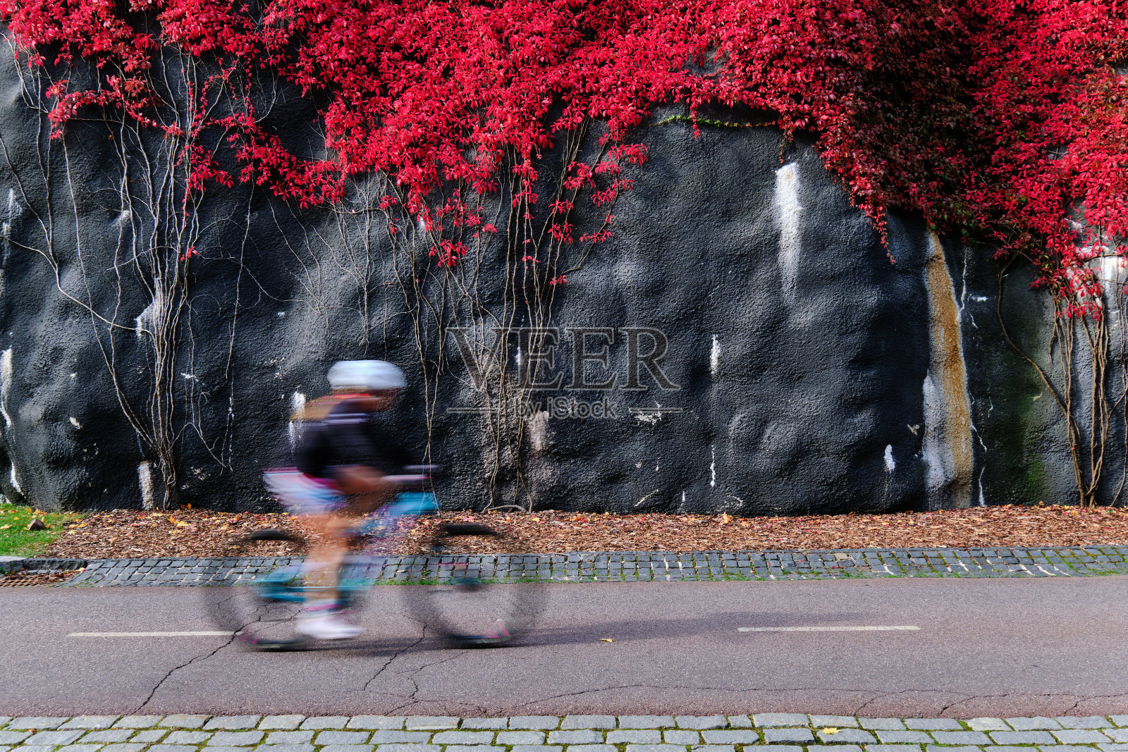 自行车道的背景是黑色的墙照片摄影图片