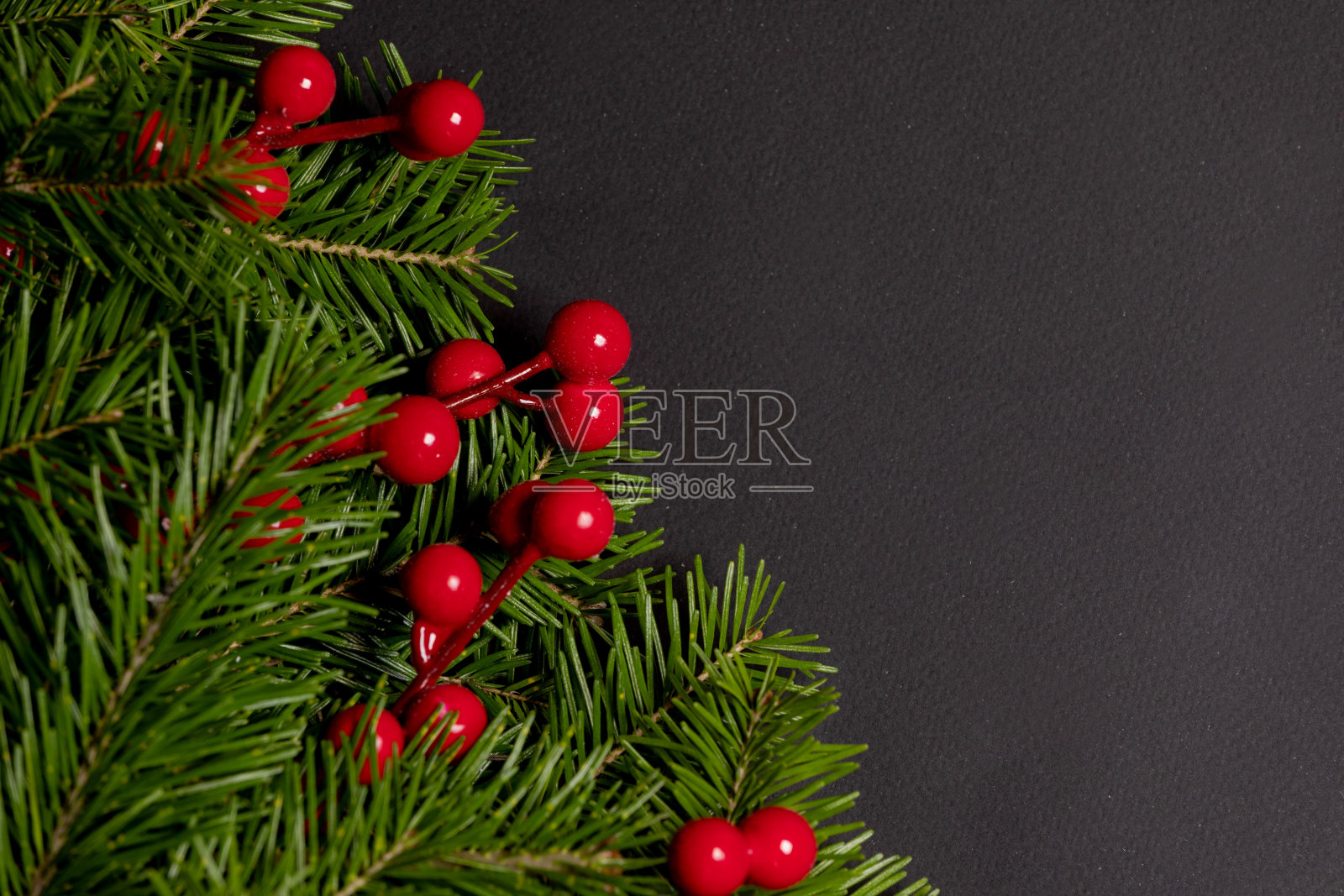 松枝装饰在黑纸上照片摄影图片