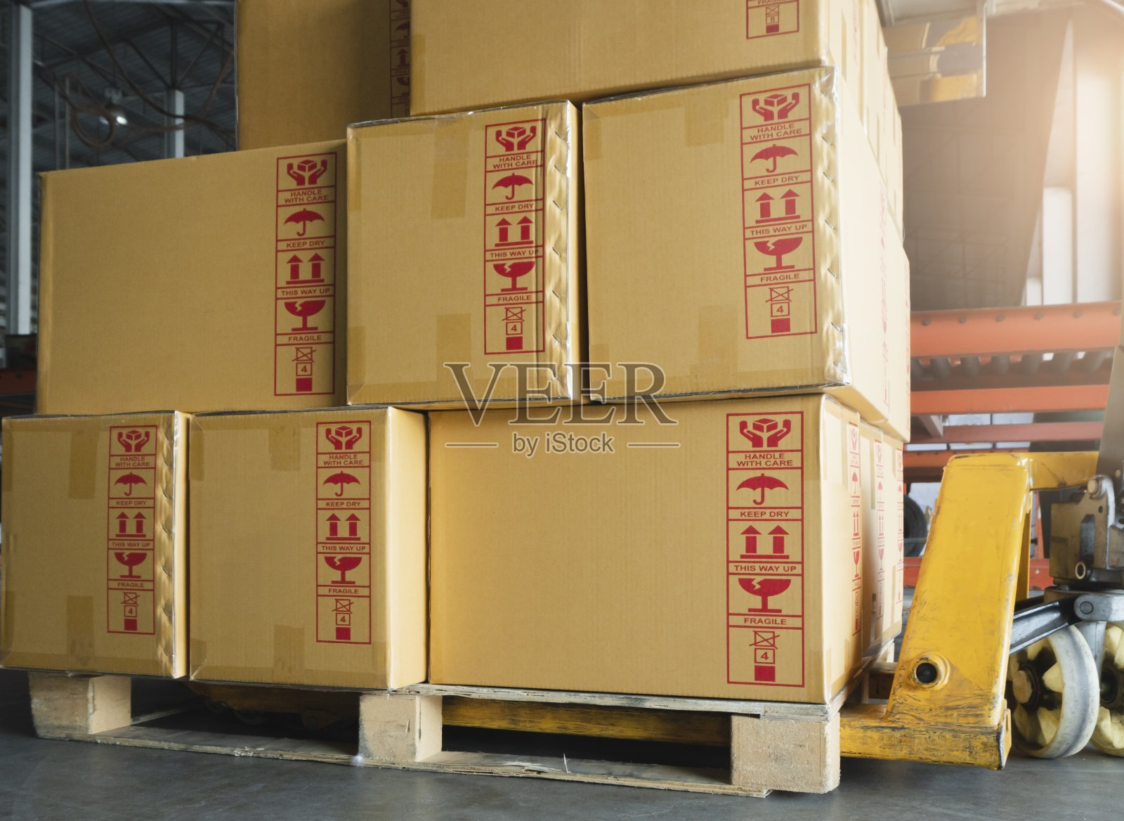 货物装运箱，制造和仓储。仓库仓库托盘上的纸箱堆叠。照片摄影图片