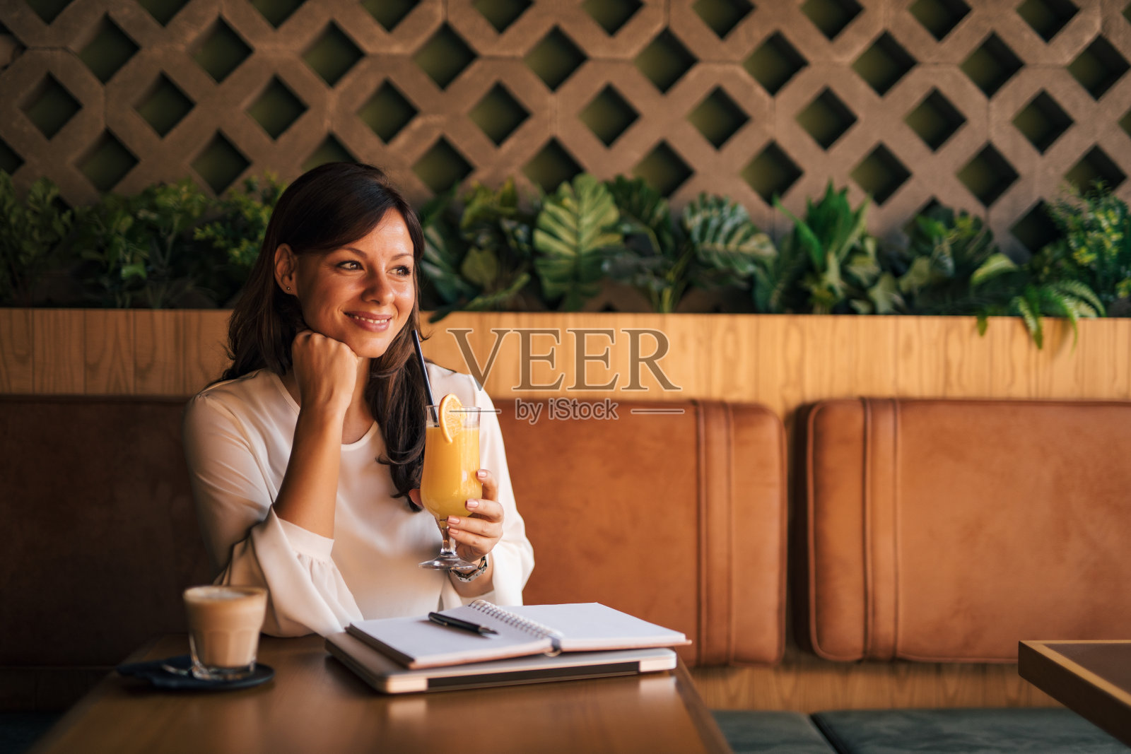 从工作中解脱出来，独自坐在咖啡馆里享受时光。照片摄影图片