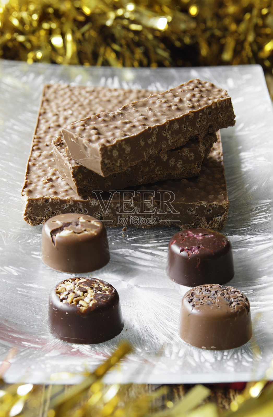 奶油是西班牙典型的圣诞食物。这个是用巧克力和泡米做的。还有黑莓、榛子和杏仁的巧克力夹心糖。特写镜头照片摄影图片