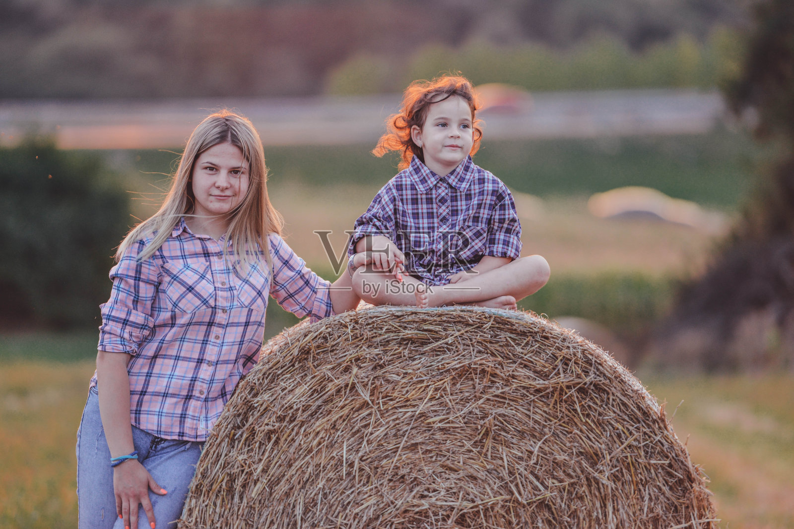 迷人的姐妹花美丽好玩的一天在村庄照片摄影图片