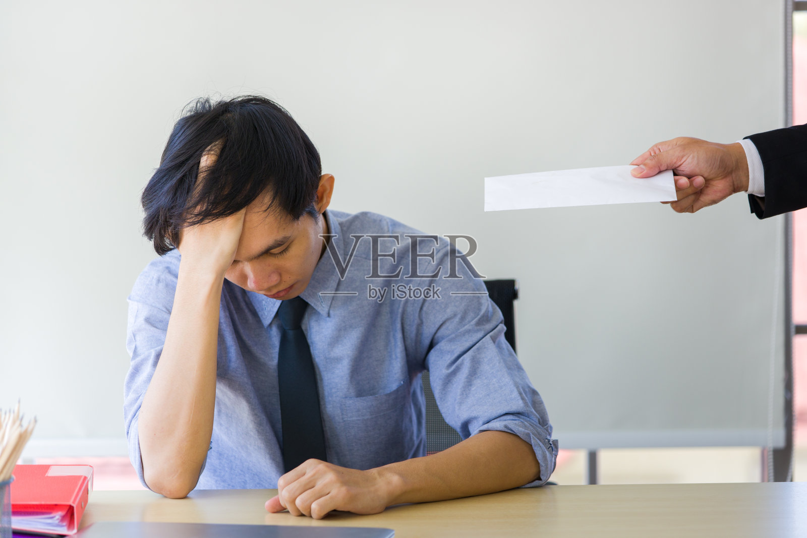 当男雇员收到解雇信时，他感到很困惑。照片摄影图片