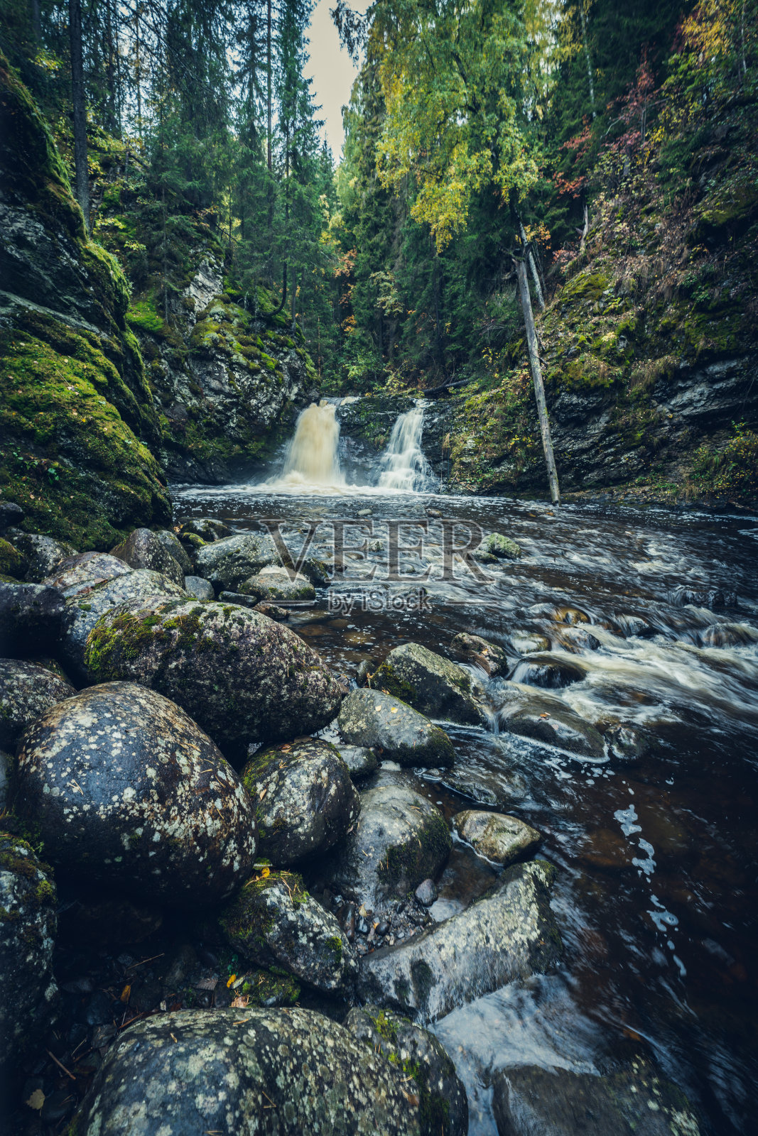 一个叫Bråstadfossen的小瀑布在挪威的Gjovik附近照片摄影图片