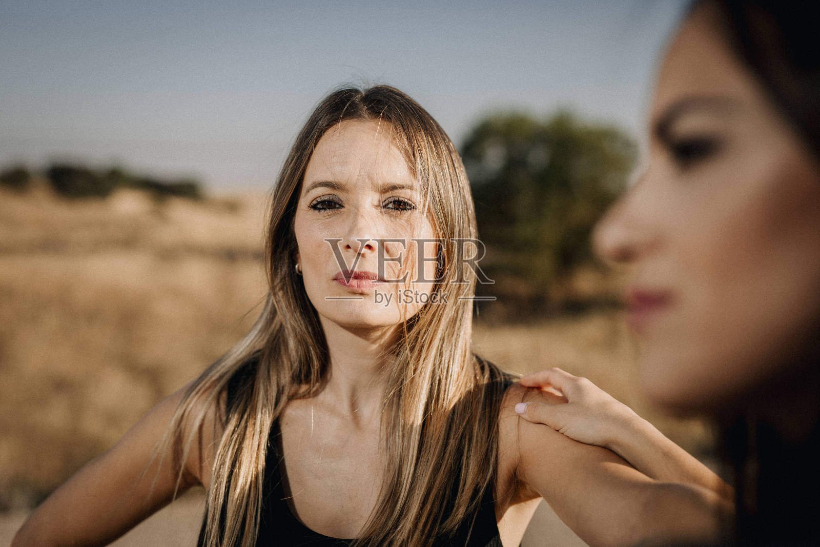 一个年轻女人和另一个失去焦点的女人的肖像照片摄影图片