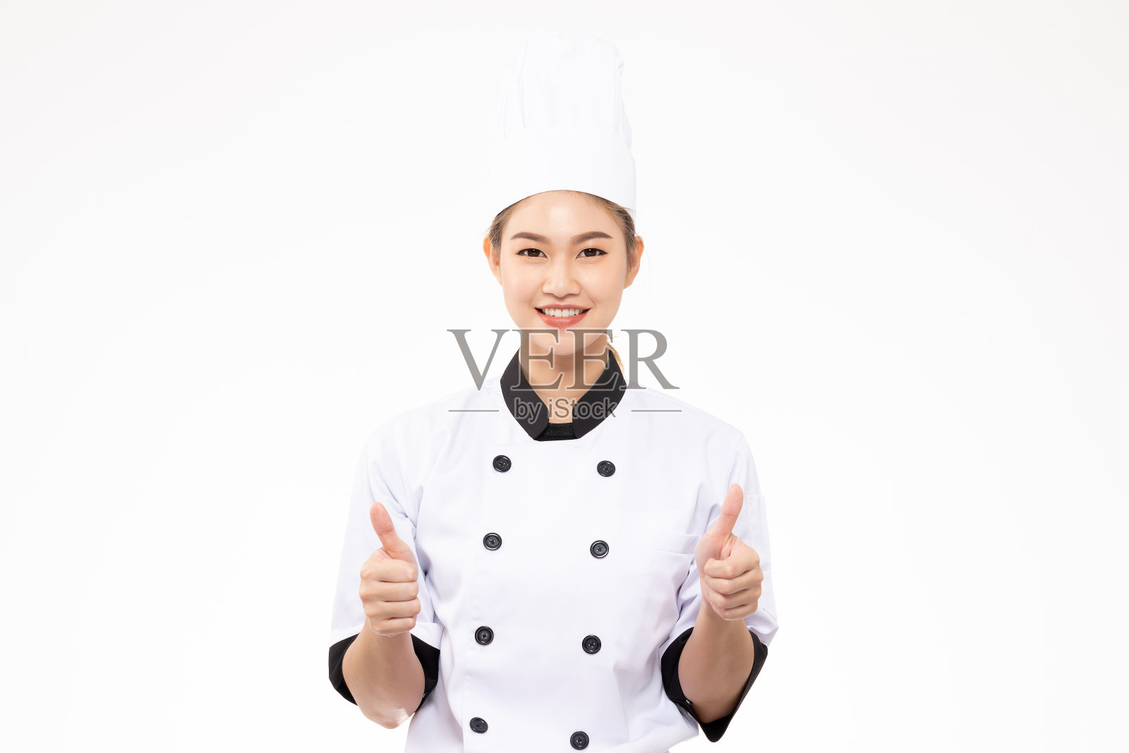 美丽的亚洲厨师女人微笑，竖起大拇指，良好的手势孤立在白色的背景，幸福和开朗的专业厨师概念照片摄影图片