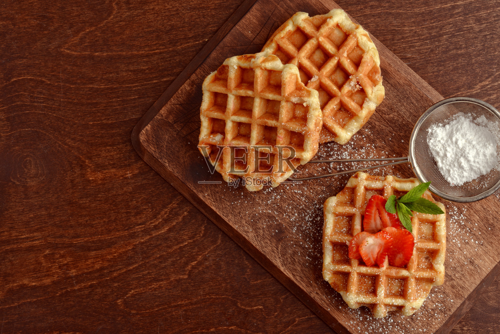 新鲜热的比利时华夫饼在切板上照片摄影图片