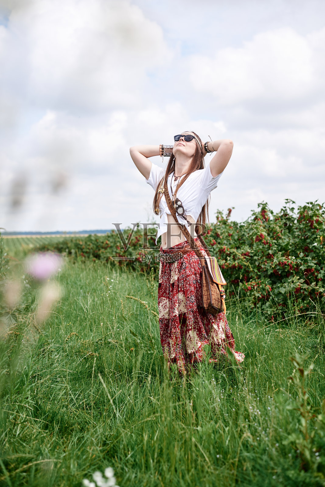 在乡村旅行的嬉皮女人照片摄影图片