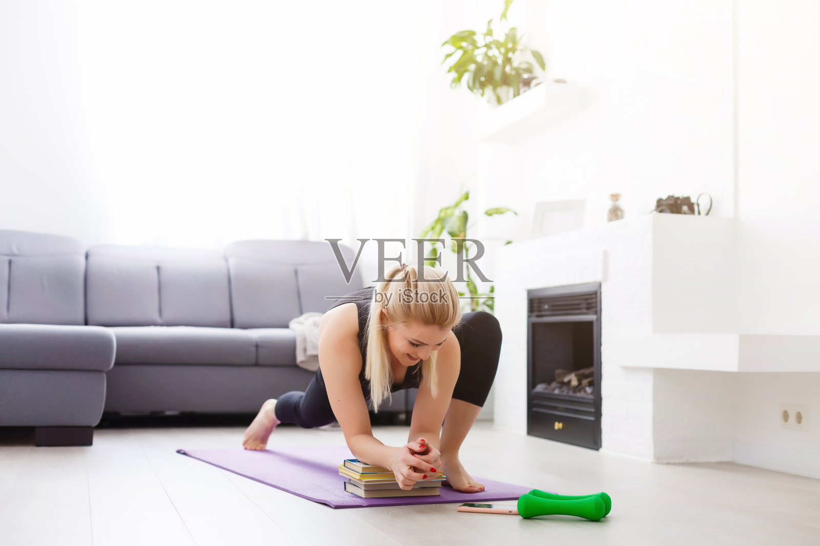 居家健身装备自我隔离，2020年隔离，居家健身照片摄影图片