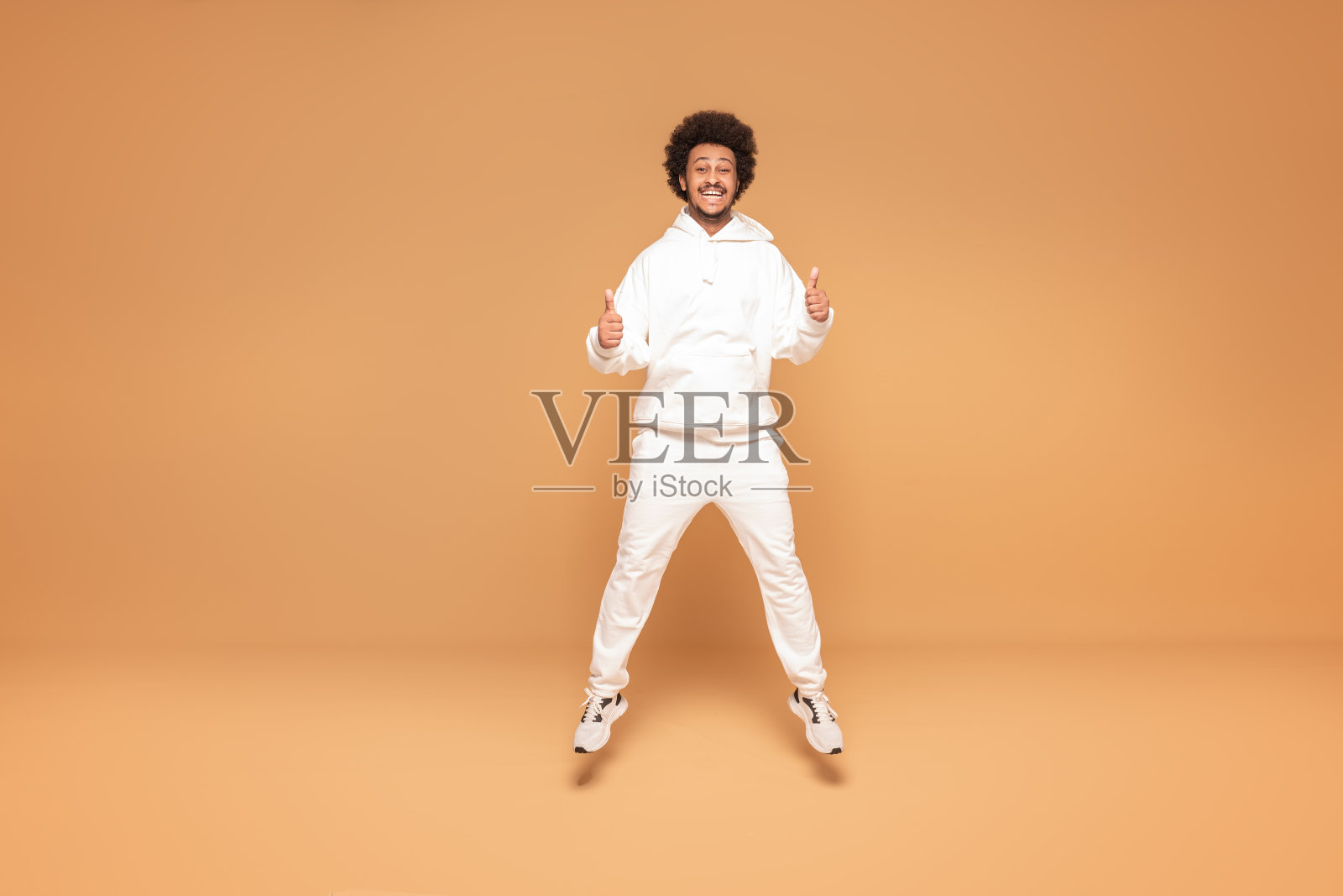 正面的非洲人跳了起来照片摄影图片