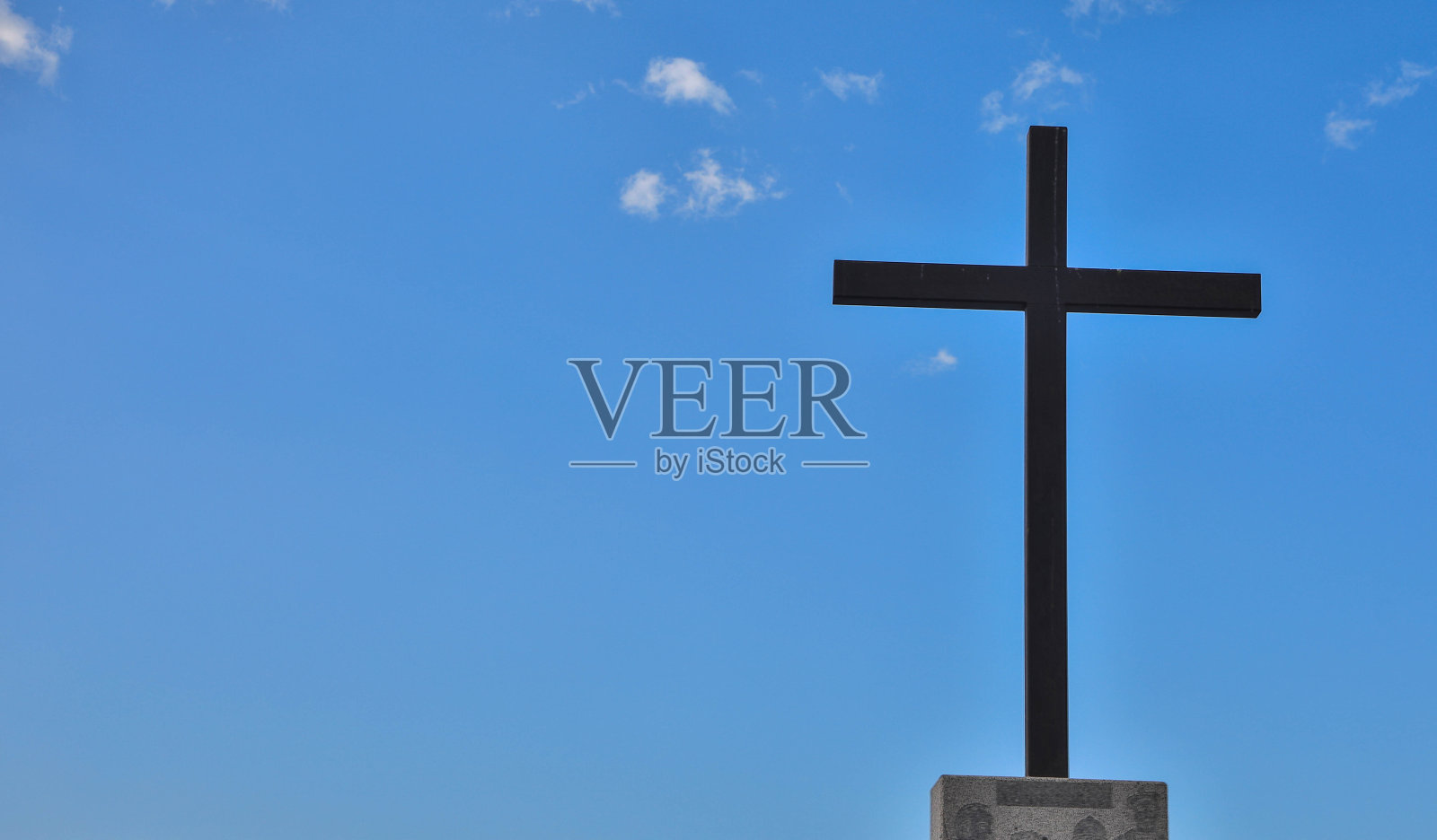 天空下的十字架照片摄影图片