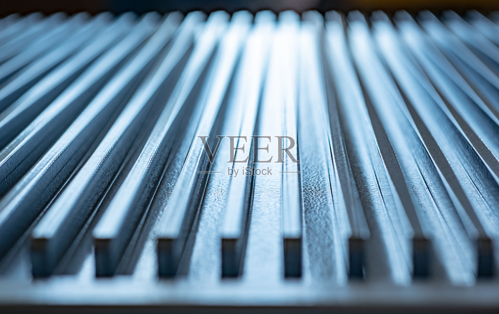 一个波纹金属表面的特写照片摄影图片