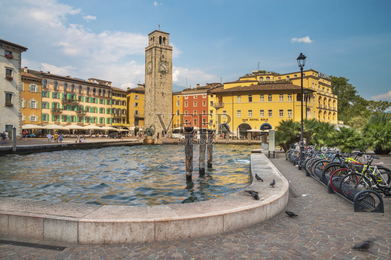 里瓦德尔加尔达-港口和托雷阿波纳莱塔。照片摄影图片