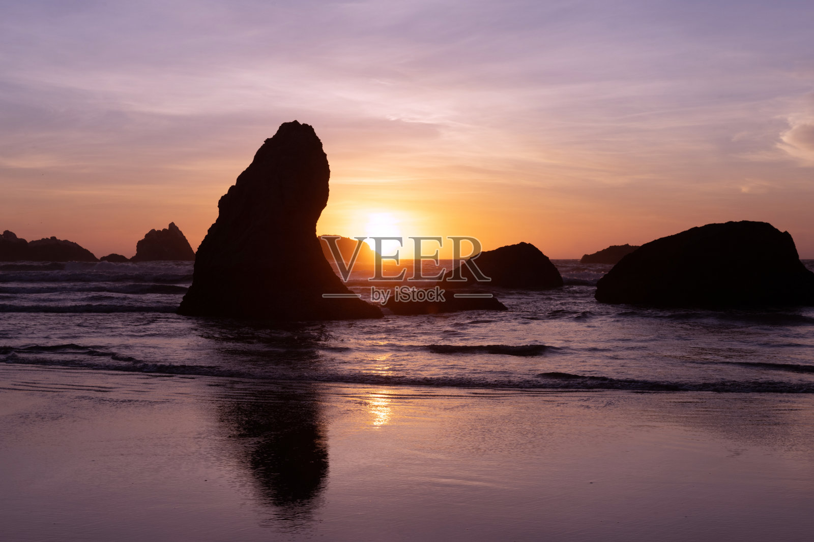 风景秀丽的Bandon海滩景观与岩石形成的剪影在日落在美国俄勒冈州照片摄影图片