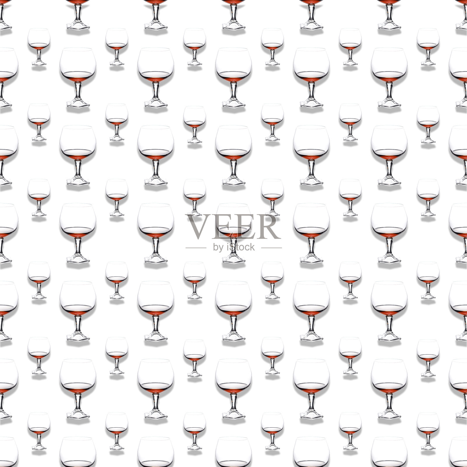 白色背景的白兰地酒杯。模板，横幅，背景，纹理，明信片，招牌。照片摄影图片