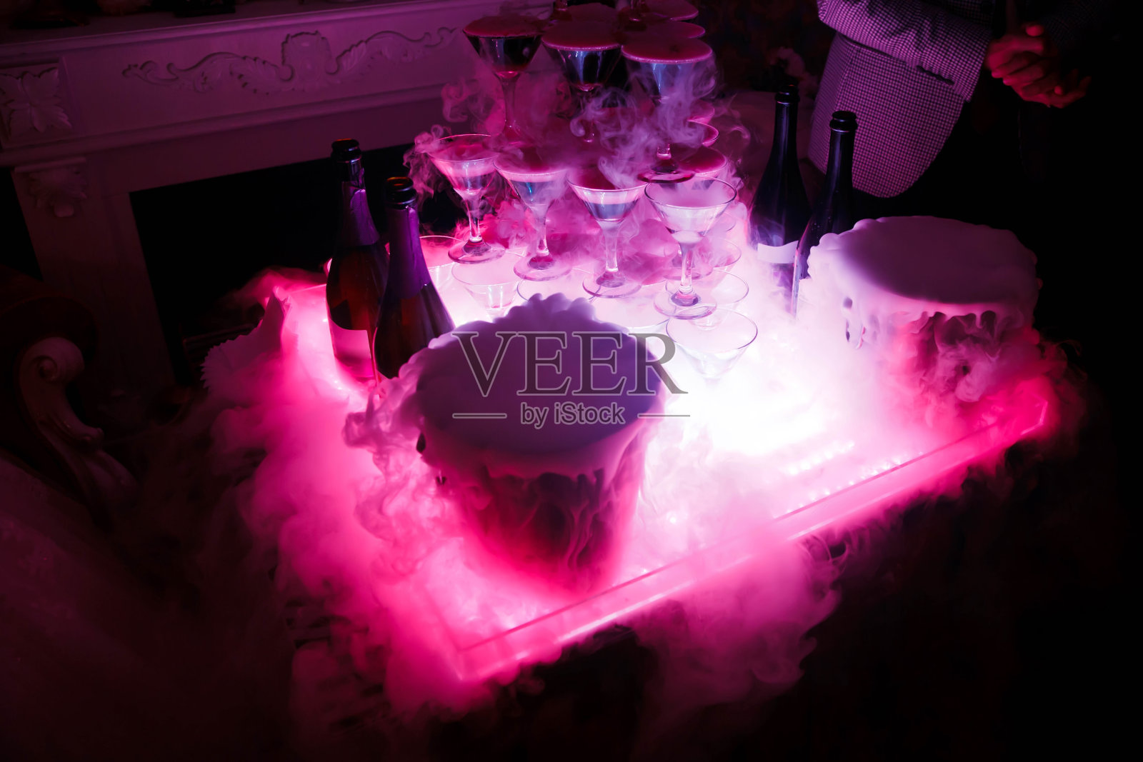 正式聚会或婚礼用的金字塔形香槟酒杯照片摄影图片