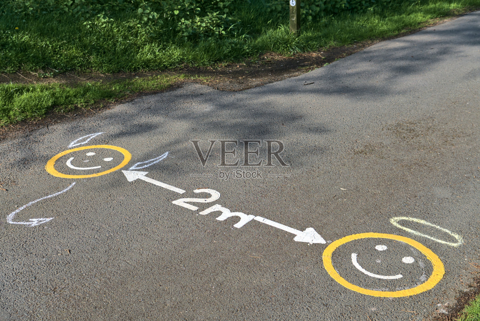 新冠病毒生活：淘气或善良照片摄影图片