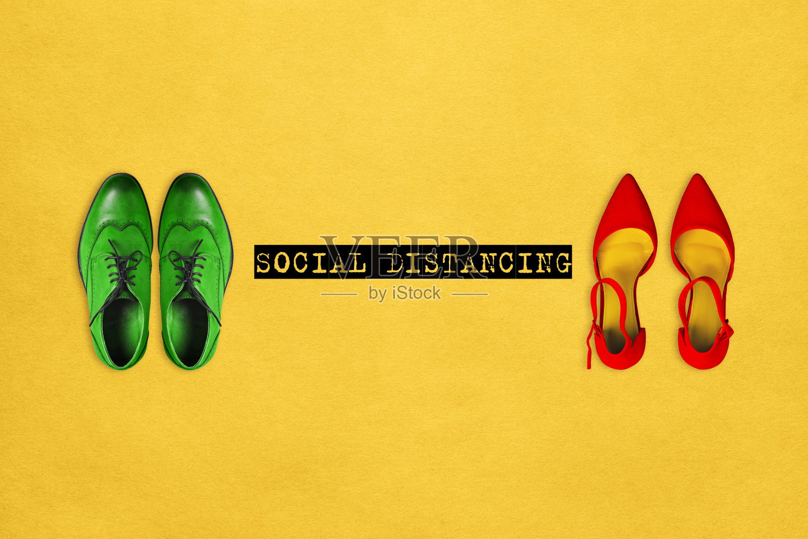 多色的男女鞋上的黄色背景与文字社交距离。预防感染风险和冠状病毒病的概念照片摄影图片