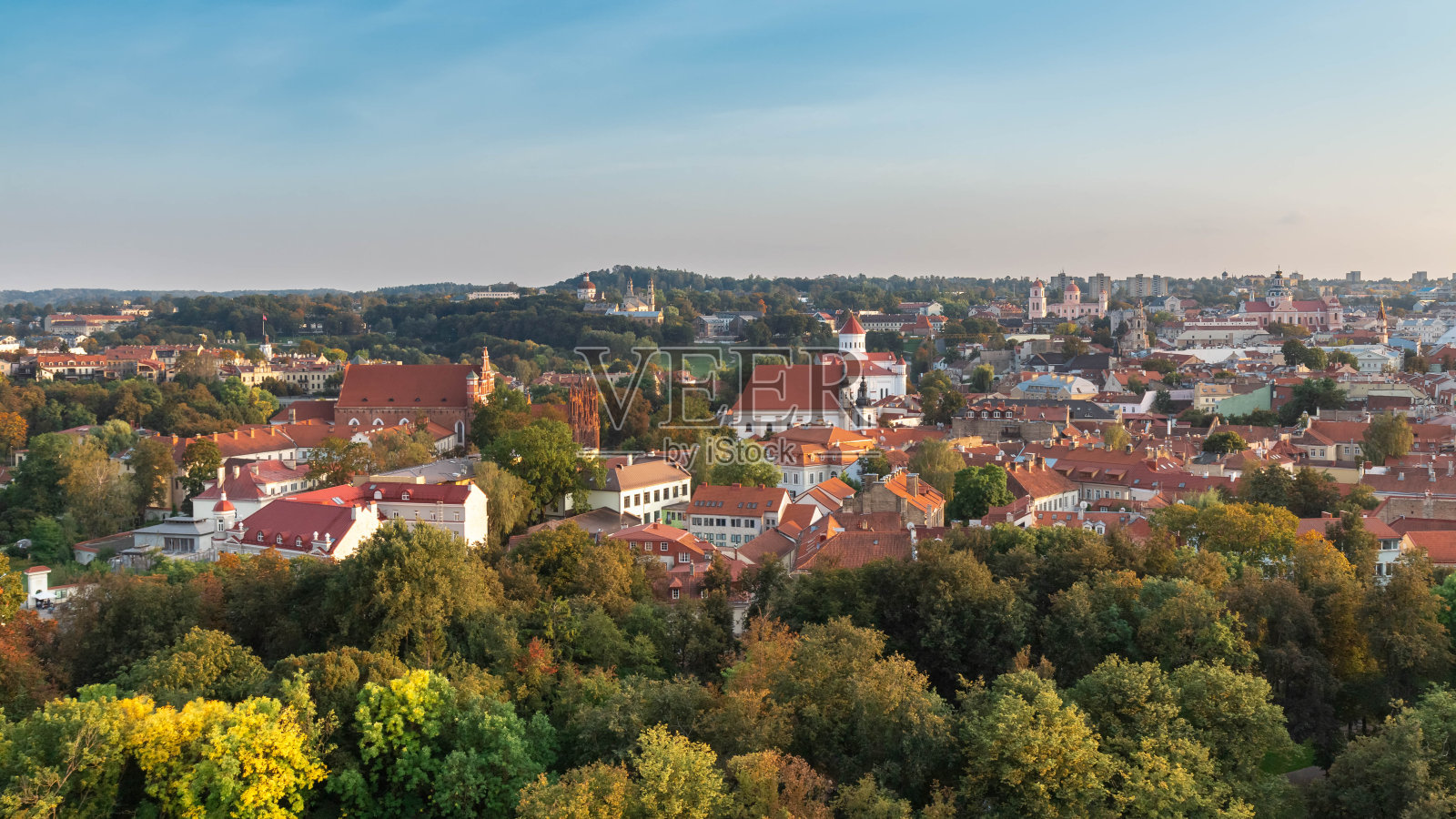 日落时分立陶宛首都维尔纽斯的全景照片摄影图片