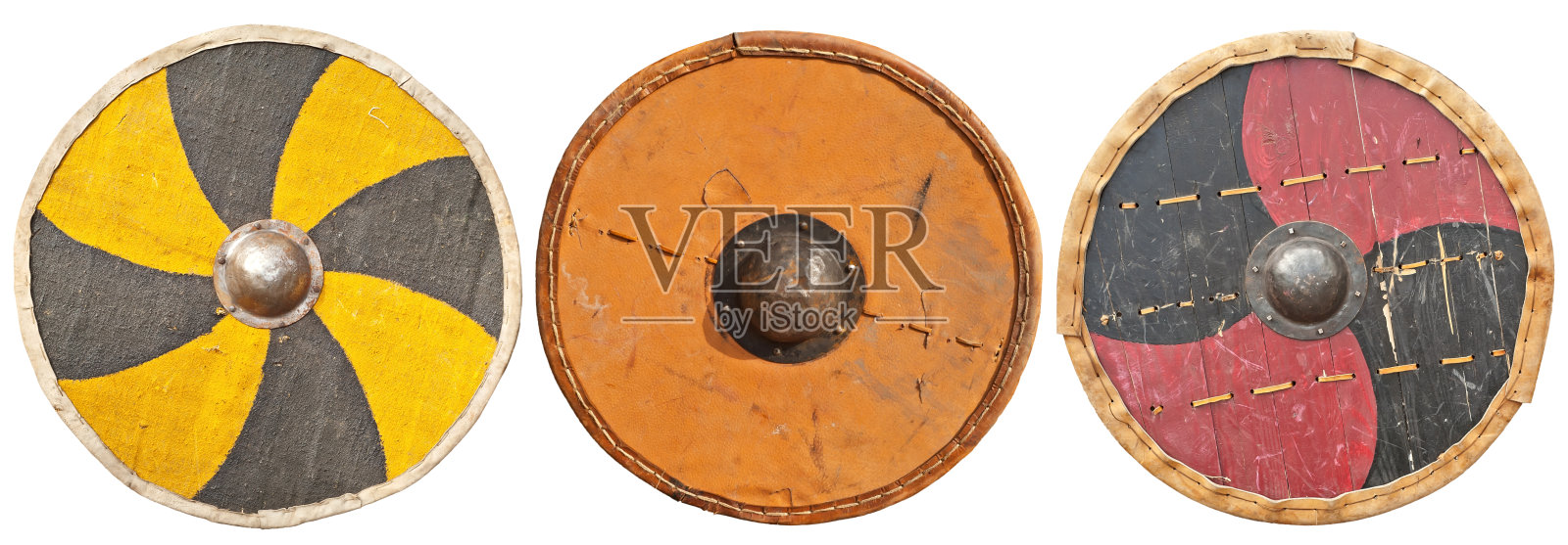 重建中世纪的盾牌。副本海盗的武器。圆形盾牌孤立在一个白色的背景。照片摄影图片