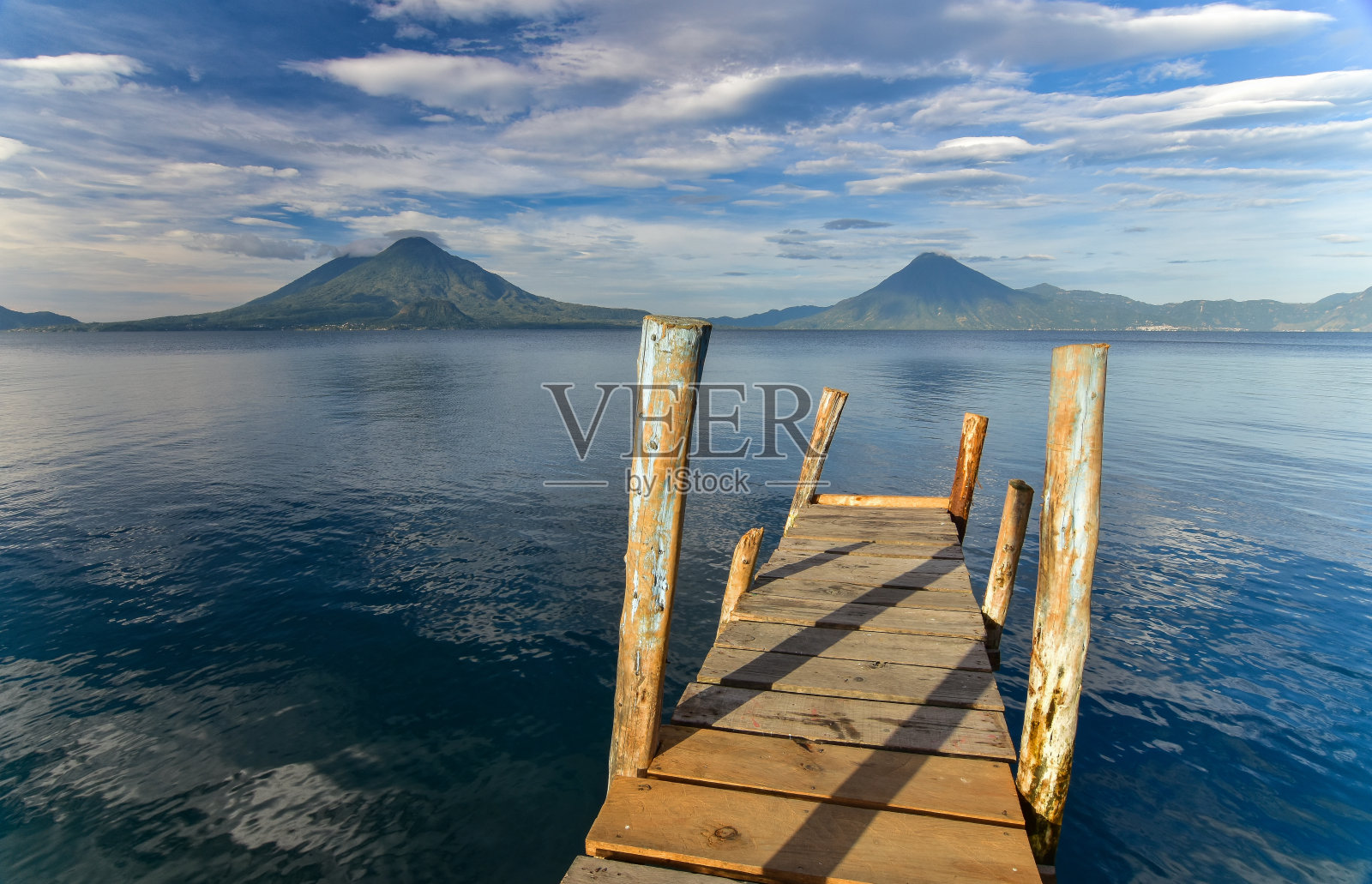 圣佩德罗火山和Tolimán火山阿提特兰湖畔，危地马拉照片摄影图片