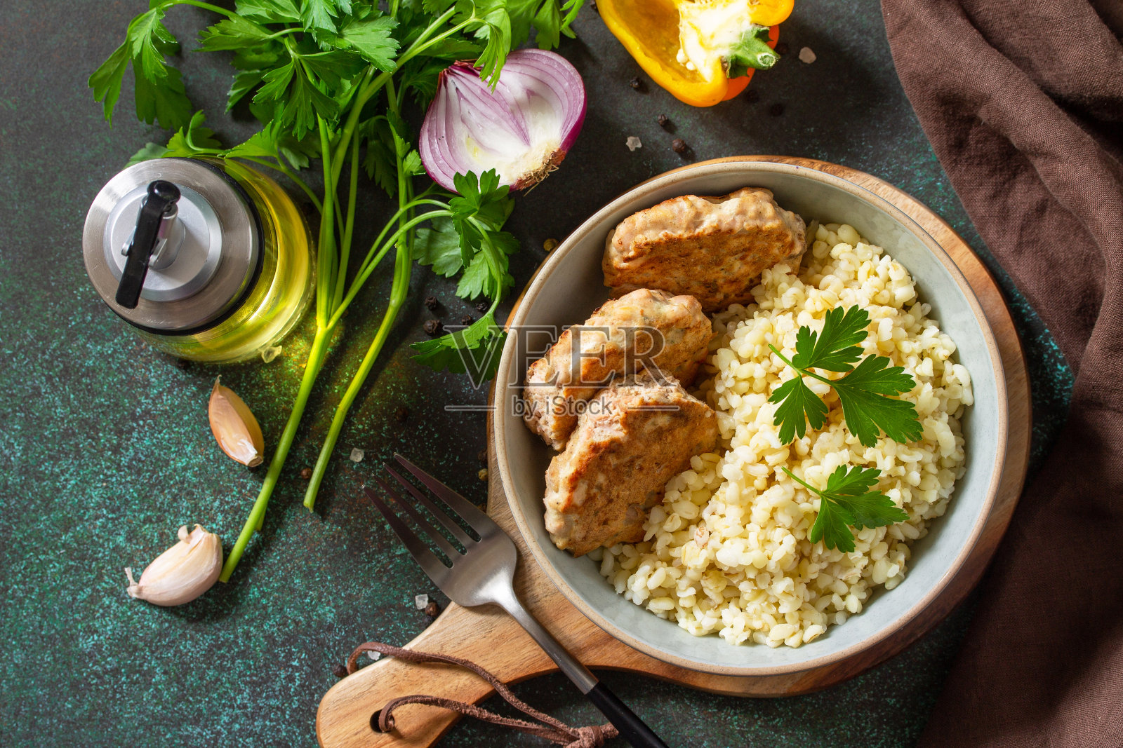 健康的素食。在黑色的石头或石板桌上放着红色的鱼片和碾碎的干皮。平顶的观点。照片摄影图片