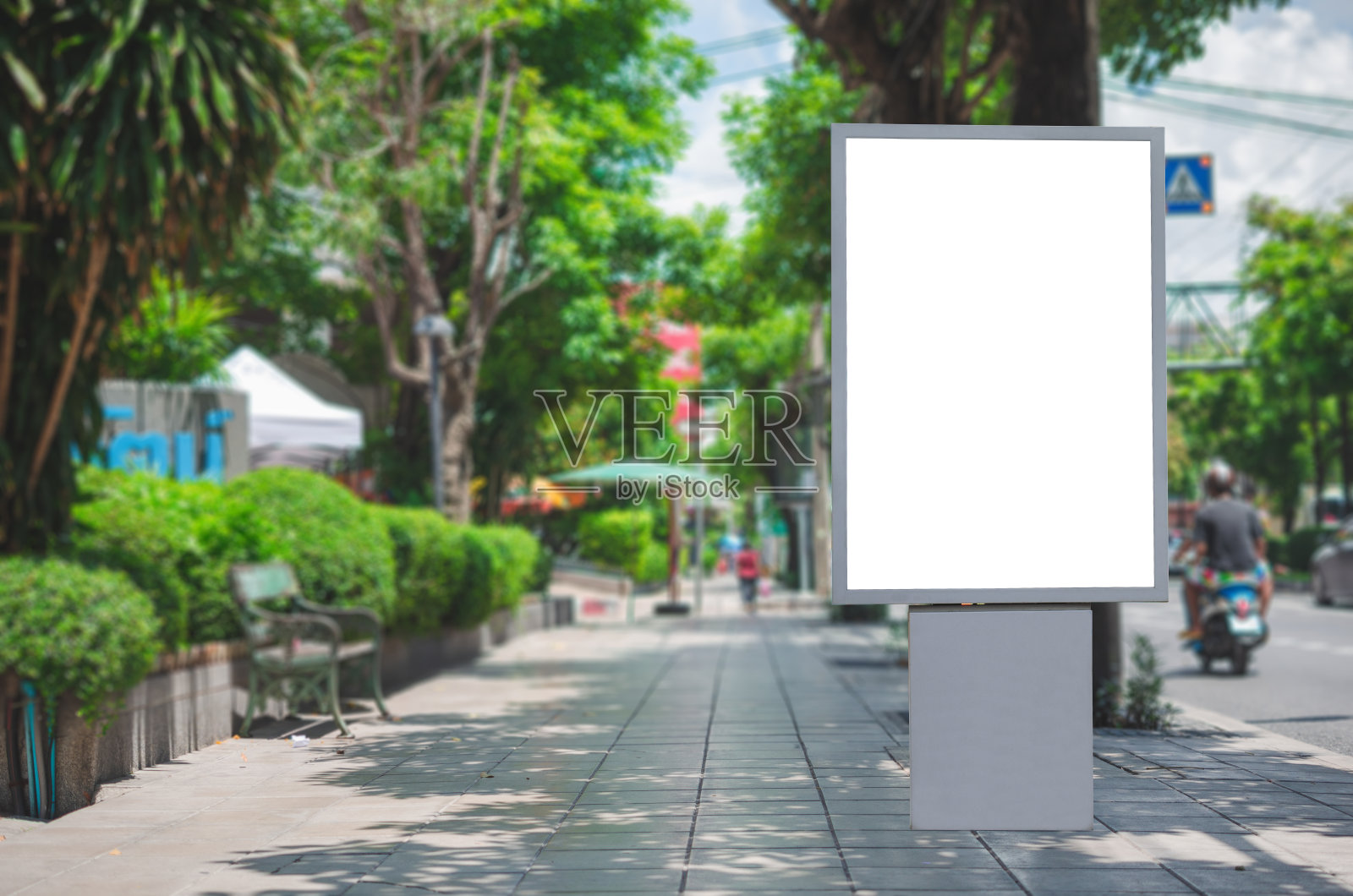 Led空白广告牌白色屏幕在城市的路边。广告模型复制空间，为广告横幅附近的公共汽车站在大都市。照片摄影图片