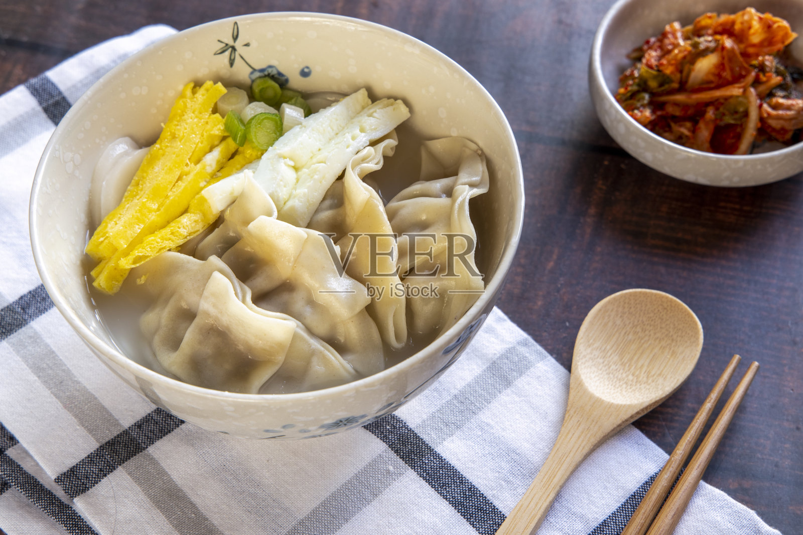 韩国传统食品年糕汤、竹汤和饺子汤照片摄影图片