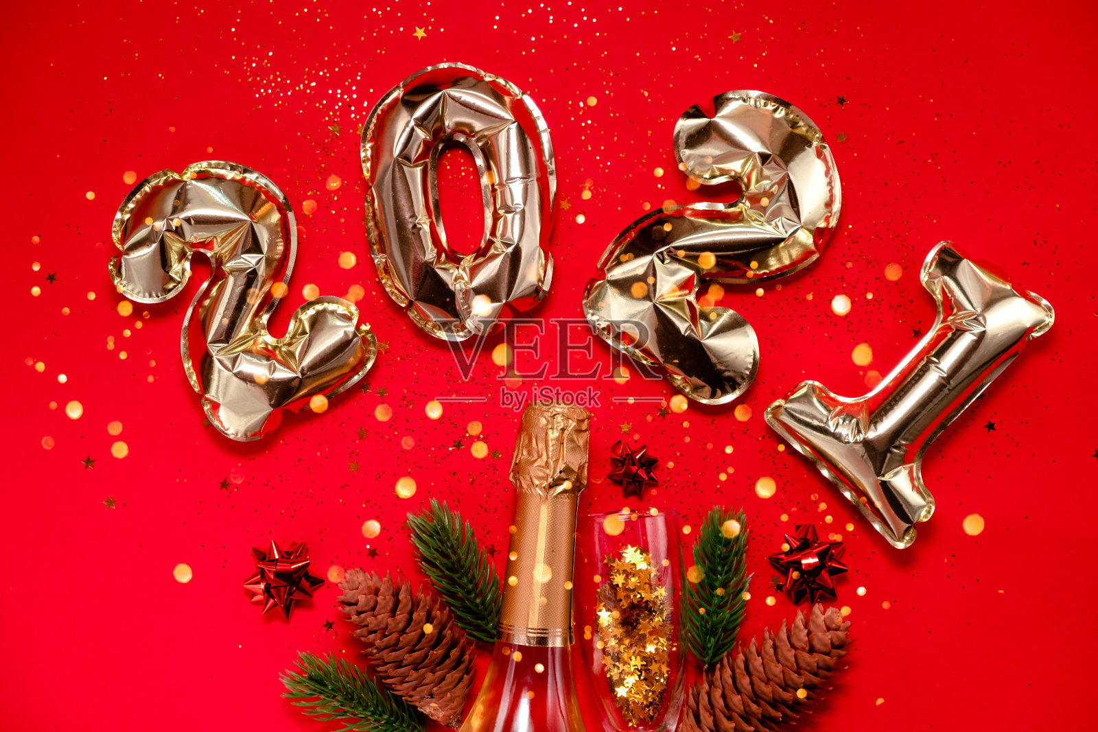 2021年金箔气球数字，香槟，星星五彩纸屑，丝带和散景。顶部横向视图拷贝空间新年和节日的概念照片摄影图片