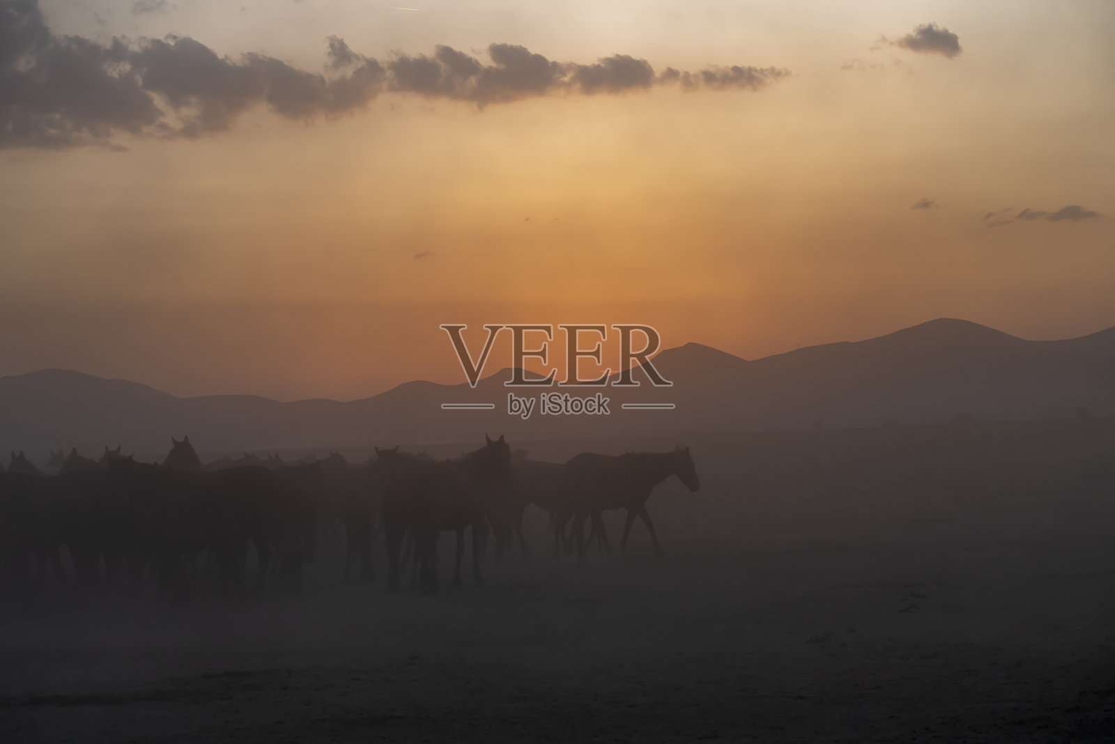 在土耳其卡帕多西亚和开塞里之间的Hormetci村附近照片摄影图片