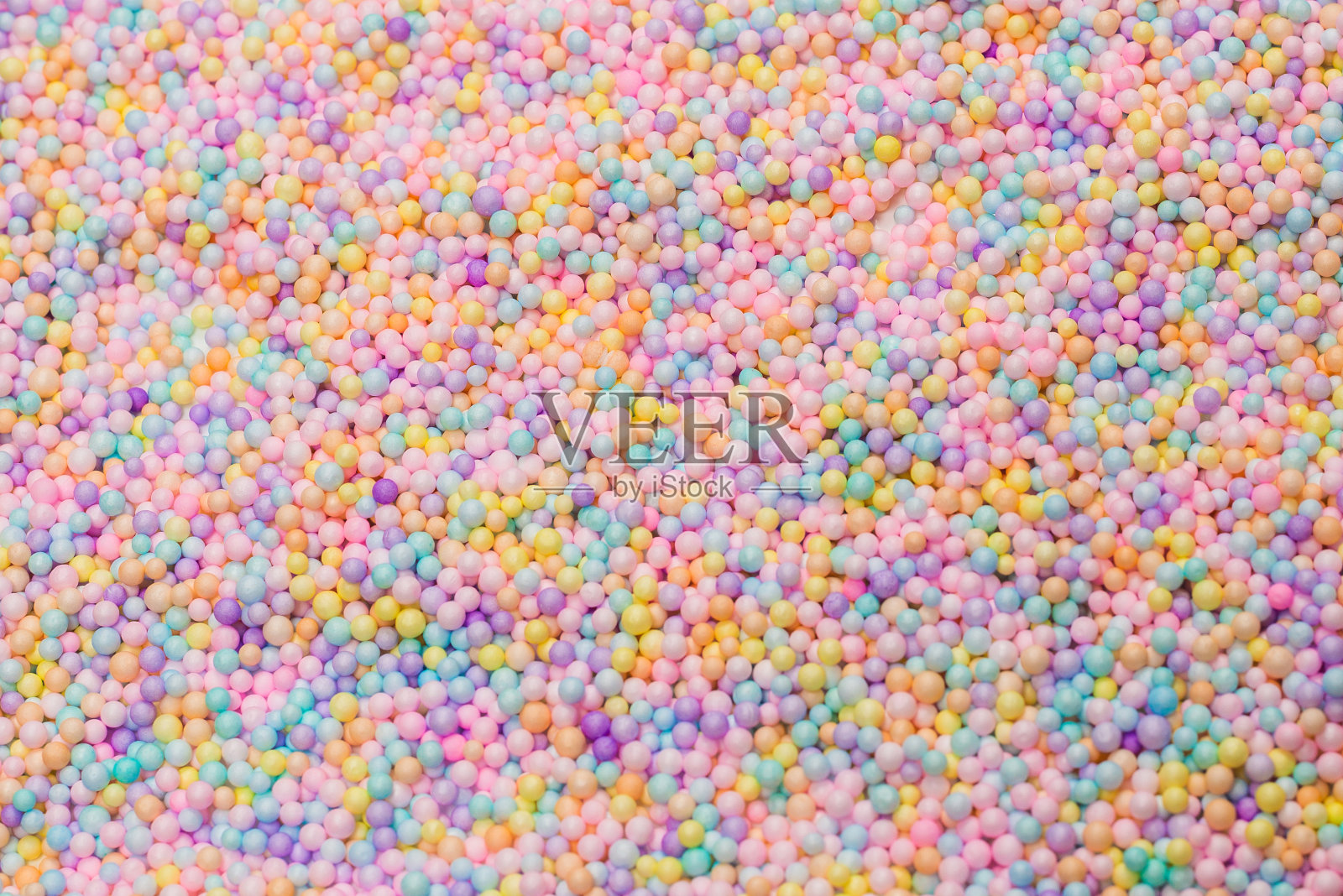 紫色，黄色，蓝色的塑料球。照片摄影图片