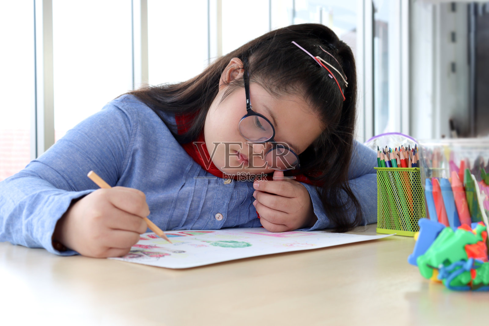 残疾儿童课堂，孩子们在学校学习期间玩得很开心，孩子们一起学习，女学生在美术教室里专心画手照片摄影图片