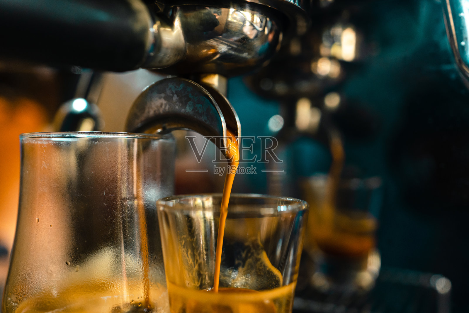 咖啡馆里的咖啡机里的浓缩咖啡照片摄影图片