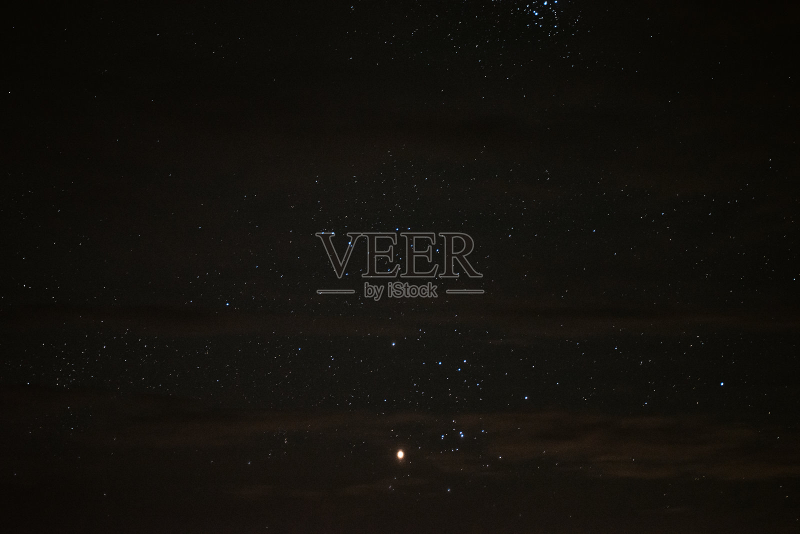 夏日夜晚的星空照片摄影图片