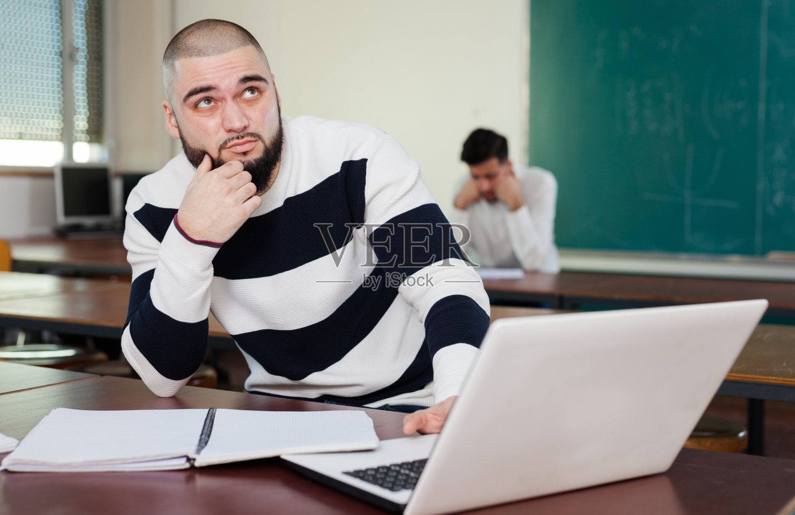 学生专注于他的项目照片摄影图片