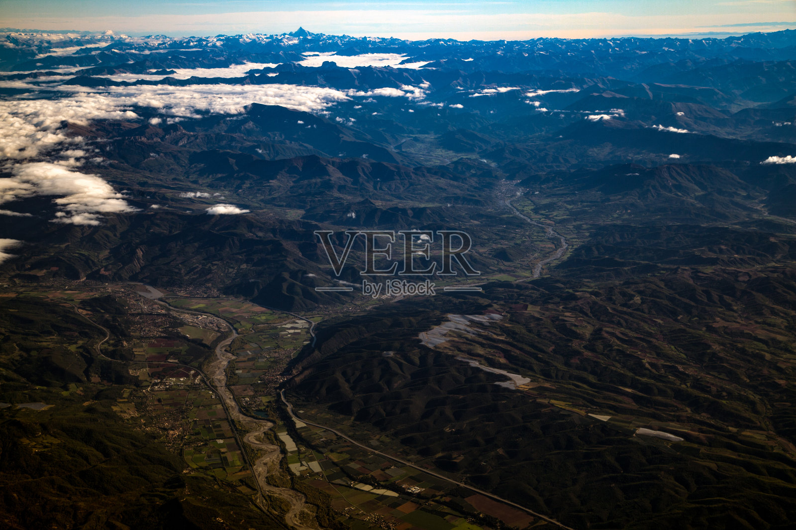 欧洲阿尔卑斯山和山麓蔚蓝海岸晨景照片摄影图片